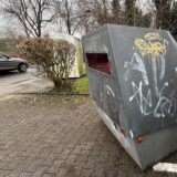 Ein Gerät zur Geschwindigkeitsüberwachung steht am Donnerstag (23.1.) in Unna an der Hammer Straße.