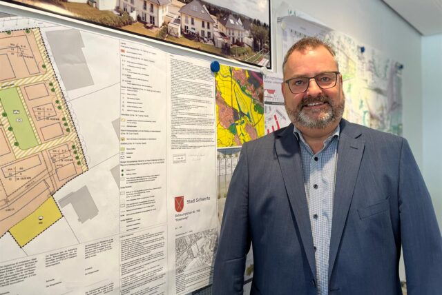 Ralf Grobe von der GWG Schwerte steht vor einer Wand