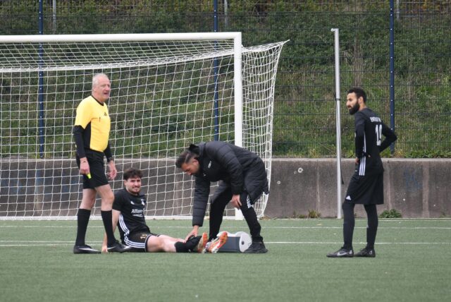 Aykut Kocabas behandelt einen verletzten Spieler.