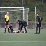 Aykut Kocabas behandelt einen verletzten Spieler.