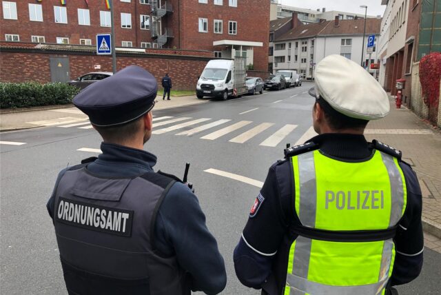 Ordnungsamt und Polizei am Drogenkonsurmraum.