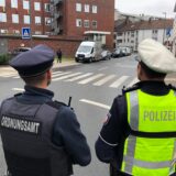 Ordnungsamt und Polizei am Drogenkonsurmraum.