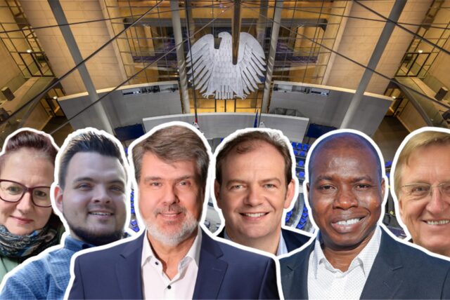 Eine Frau wirft einen Stimmzettel in eine Wahlurne.