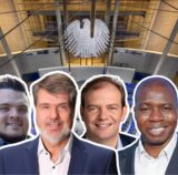 Eine Frau wirft einen Stimmzettel in eine Wahlurne.