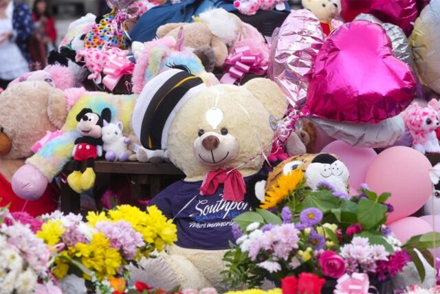 Menschen haben vor dem Atkinson Art Centre Southport Blumen und Andenken niedergelegt.