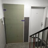 In diesem Haus in Holzwickede wohnt der Mordverdächtige (33). Seine Wohnungstür (links) ist nach einem Polizeieinsatz beschädigt.