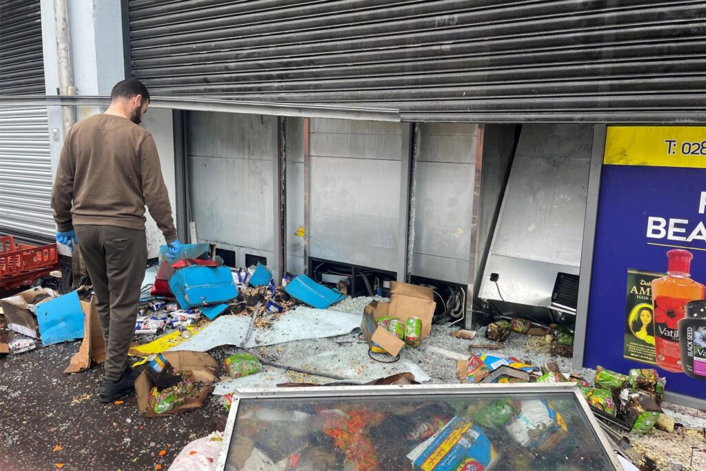 Ein durch ein Feuer schwer beschädigter Supermarkt in der Donegall Road im Süden der Stadt. Ein durch ein Feuer schwer beschädigter Supermarkt in der Donegall Road im Süden der Stadt.