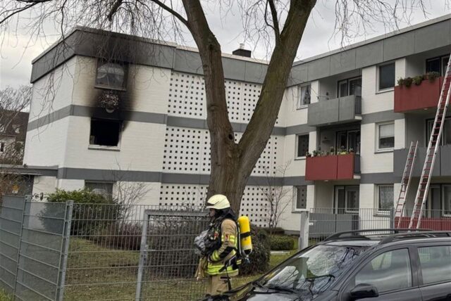 Die Feuerwehr ist im Einsatz an einem Brandort in Köln.