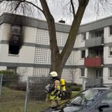 Die Feuerwehr ist im Einsatz an einem Brandort in Köln.