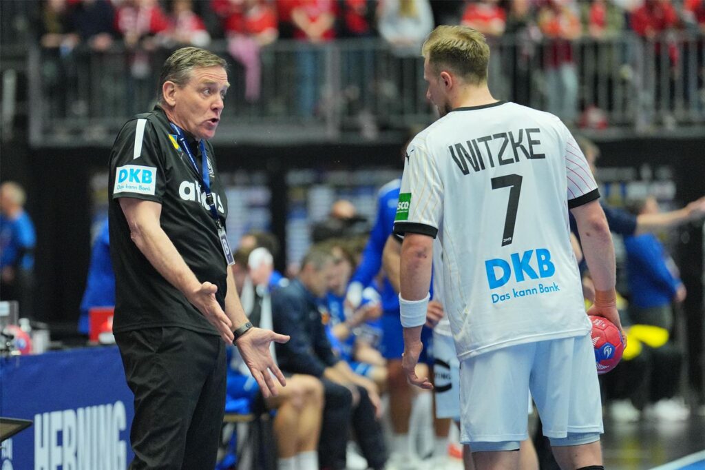 Deutschlands Bundestrainer Alfred Gislason (l) unterhält sich am Spielfeldrand mit Deutschlands Luca Witzke. Deutschlands Bundestrainer Alfred Gislason (l) unterhält sich am Spielfeldrand mit Deutschlands Luca Witzke.