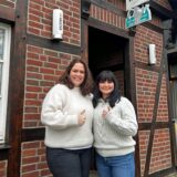 Chrissie Koch (rechts) und Anne Wacker recken die Daumen vor ihrem Restaurant in Herbern.