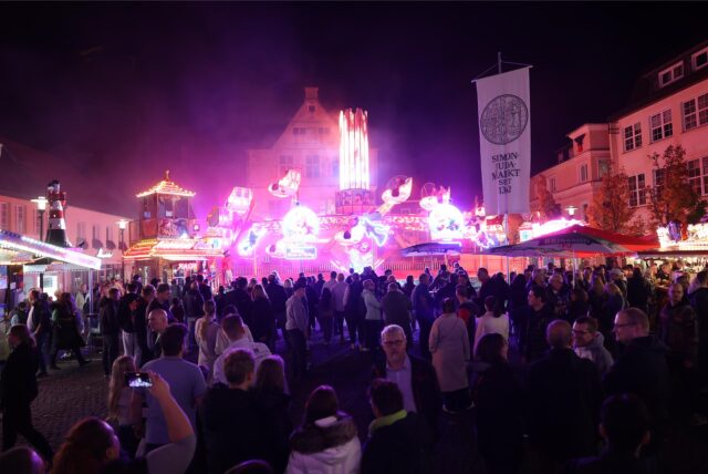 Voller Marktplatz an Sim-Jü