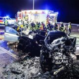 Zwei schwer beschädigte Autos stehen nach einem Unfall in Hagen-Eilpe auf der Straße. Die Feuerwehr ist im Einsatz mit einem Rettungswagen.
