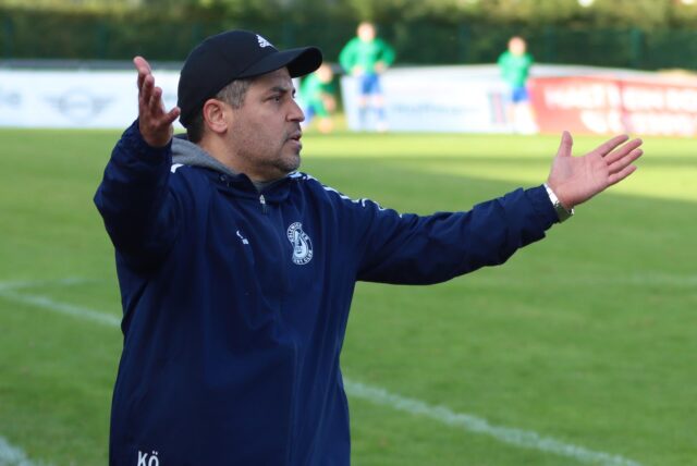 Holzwickede-Coach Kurtulus Öztürk reklamiert mit den Armen.