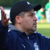 Holzwickede-Coach Kurtulus Öztürk reklamiert mit den Armen.