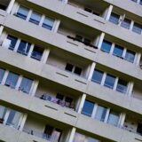 Ein Wohnblock mit Balkonen