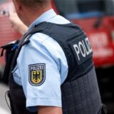 Ein Bundespolizist vor einem Zug