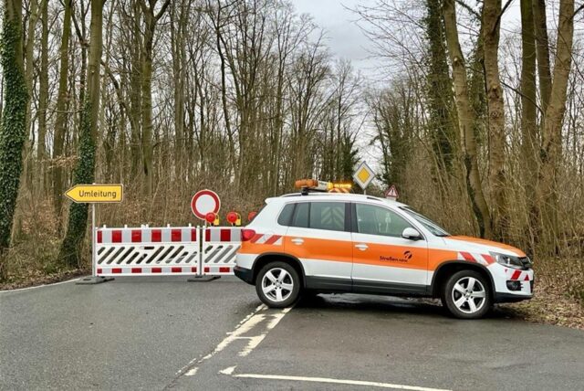 Ein Auto von Straßen NRW parkt vor der gesperrten Eulenstraße in Fröndenberg