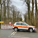 Ein Auto von Straßen NRW parkt vor der gesperrten Eulenstraße in Fröndenberg