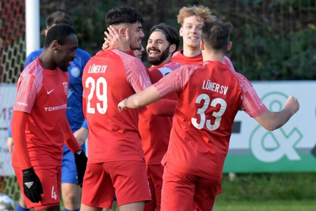Spieler des Lüner SV jubeln miteinander.