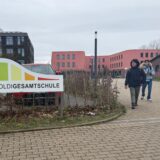 Schüler beim Verlassen des Schulhofs der Reinoldi-Gesamtschule.