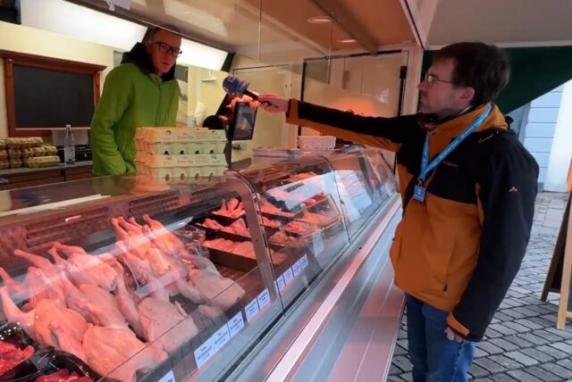 Interview am Hähnchenstand auf dem Wochenmarkt in Unna: Philipp Enge spricht mit Reporter Thomas Raulf.