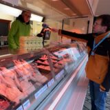 Interview am Hähnchenstand auf dem Wochenmarkt in Unna: Philipp Enge spricht mit Reporter Thomas Raulf.