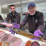 Abdul Orwani (l.) und Richard Krause sind neue Gesichter auf dem Unnaer Wochenmarkt. Sie verkaufen Fisch der Firma Karl-R. Heitze (Dortmund).