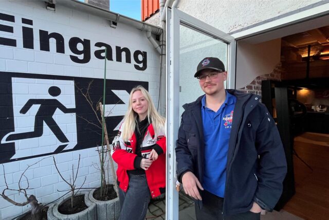Lilia Meinelt und Jan Sander stehen an der Tür zu ihrer Loft-Wohnung