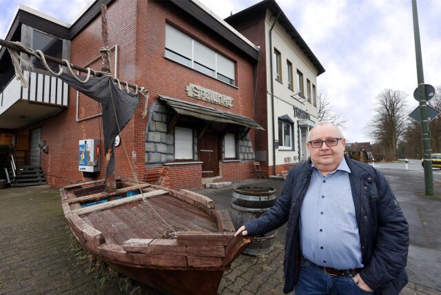 Norbert Wagner steht in Bergkamen vor seiner Immobilie, in der das „Thorheim“ zu finden ist.