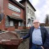 Norbert Wagner steht in Bergkamen vor seiner Immobilie, in der das „Thorheim“ zu finden ist.