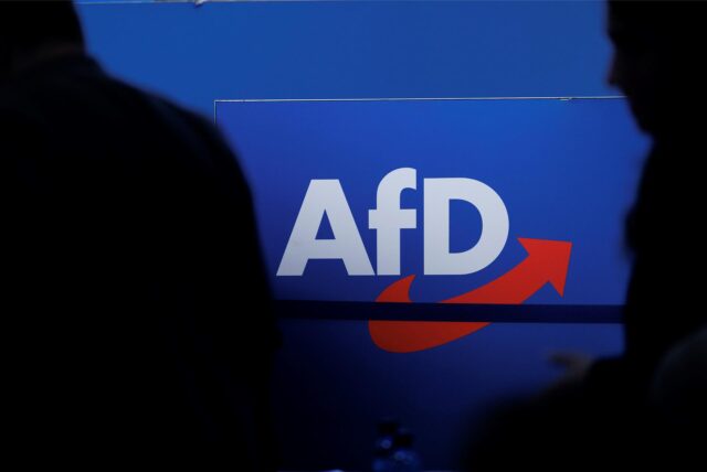 Das Logo der AfD ist auf einer blauen Wand zu sehen.
