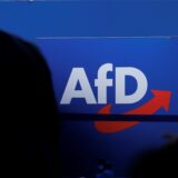 Das Logo der AfD ist auf einer blauen Wand zu sehen.