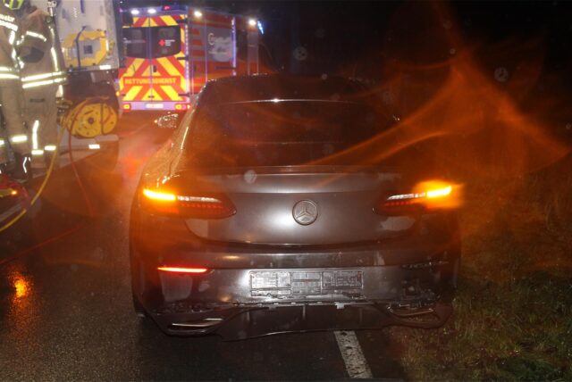 Ein Rettungstransportwagen brachte einen der Verletzten nach dem Auffahrunfall mit drei Fahrzeugen ins Krankenhaus.