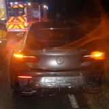 Ein Rettungstransportwagen brachte einen der Verletzten nach dem Auffahrunfall mit drei Fahrzeugen ins Krankenhaus.