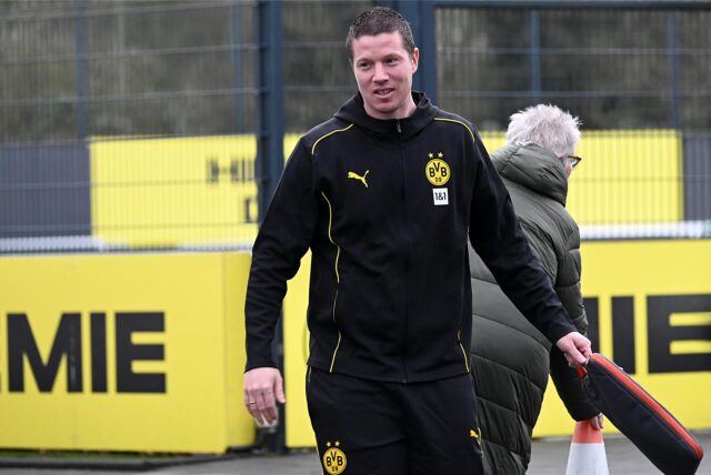 Mike Tullberg schaut zur Seite.