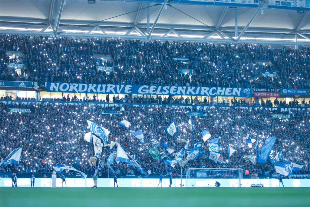 Viele Schalker Fans verhalten sich gegenüber der Genossenschaftsidee noch reserviert. Viele Schalker Fans verhalten sich gegenüber der Genossenschaftsidee noch reserviert.