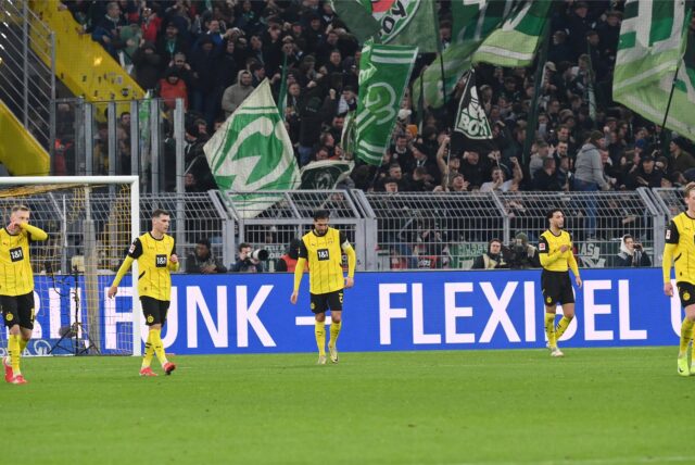 Die BVB-Spieler schauen enttäuscht Richtung Mittelkreis.