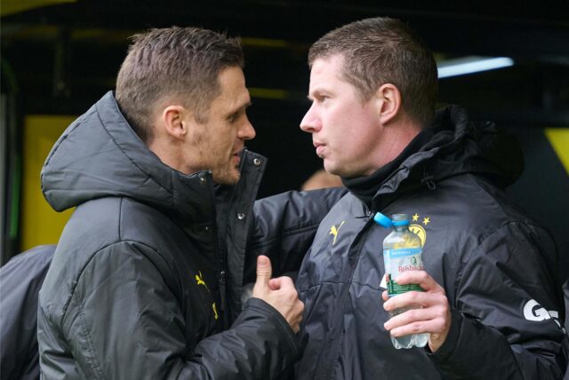 Sebastian Kehl klatscht mit Mike Tullberg ab.