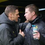 Sebastian Kehl klatscht mit Mike Tullberg ab.