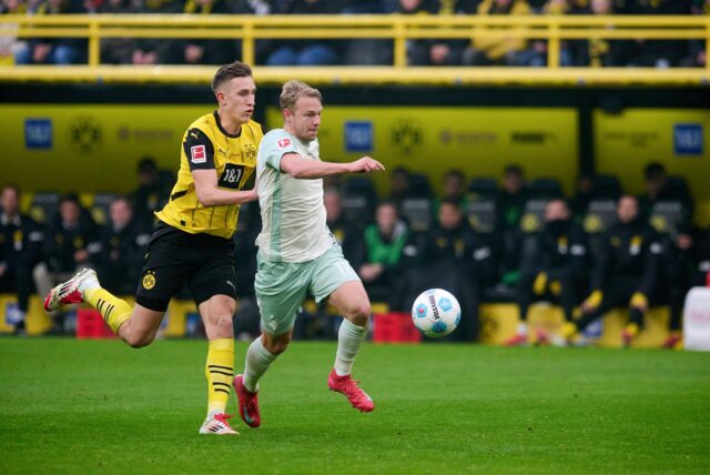 Nico Schlotterbeck läuft hinter Marco Grüll her.