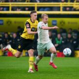 Nico Schlotterbeck läuft hinter Marco Grüll her.