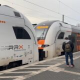 Bahnhof in Kamen. Zug hält an den Gleisen.