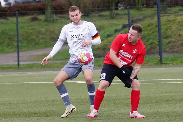 Hannes Gladysch (l.) und der FC Overberge setzten sich im Testspiel deutlich gegen den TSC Hamm durch.