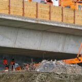 Nach der Sprengung des Altbaus überprüfen Techniker, ob die Detonation Schäden an den Brückenbauwerken verursacht hat, die nebenan noch in Betrieb bleiben müssen.