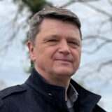 Montage: Links GWA-Sprecher Andreas Hellmich, Ein Foto von der geöffneten App auf einem Smartphone.