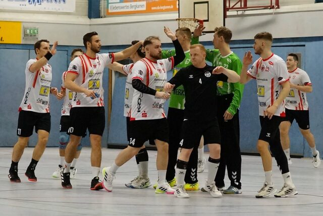 Bergkamens Handballer bei der Begrüßung.
