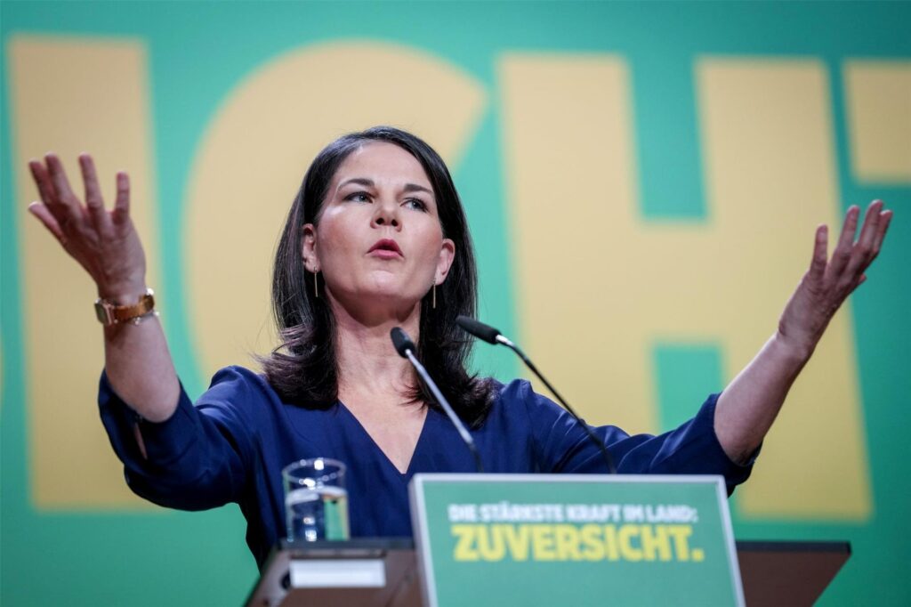 Annalena Baerbock (Bündnis 90/Die Grünen), Außenministerin, spricht beim Programmparteitag ihrer Partei zu den Delegierten. 