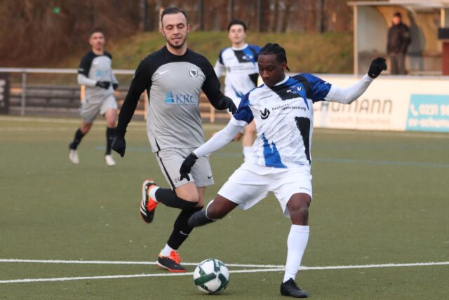 Königsborns Leo Mayka (r.) trifft hier zum 4:2-Endstand gegen den FC Sarajevo-Bosna
