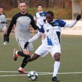 Königsborns Leo Mayka (r.) trifft hier zum 4:2-Endstand gegen den FC Sarajevo-Bosna